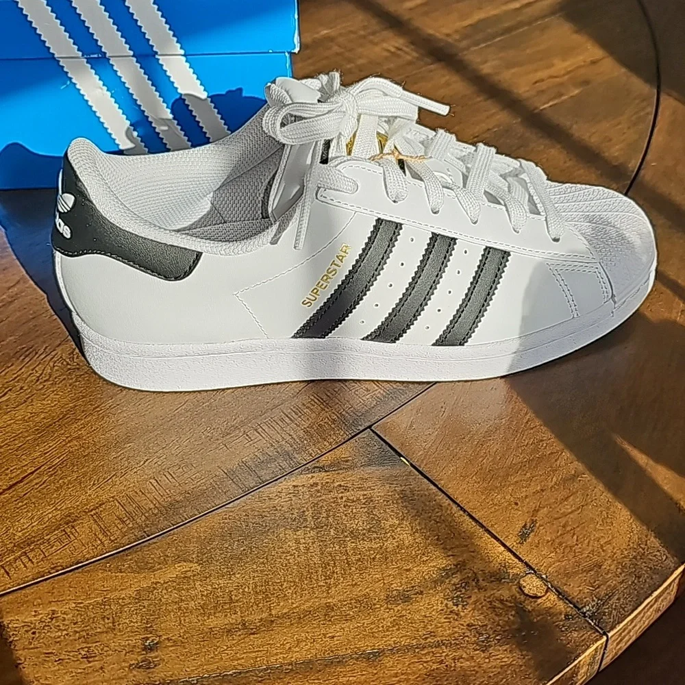 Shell Toe Adidas - Picture 1 of 8